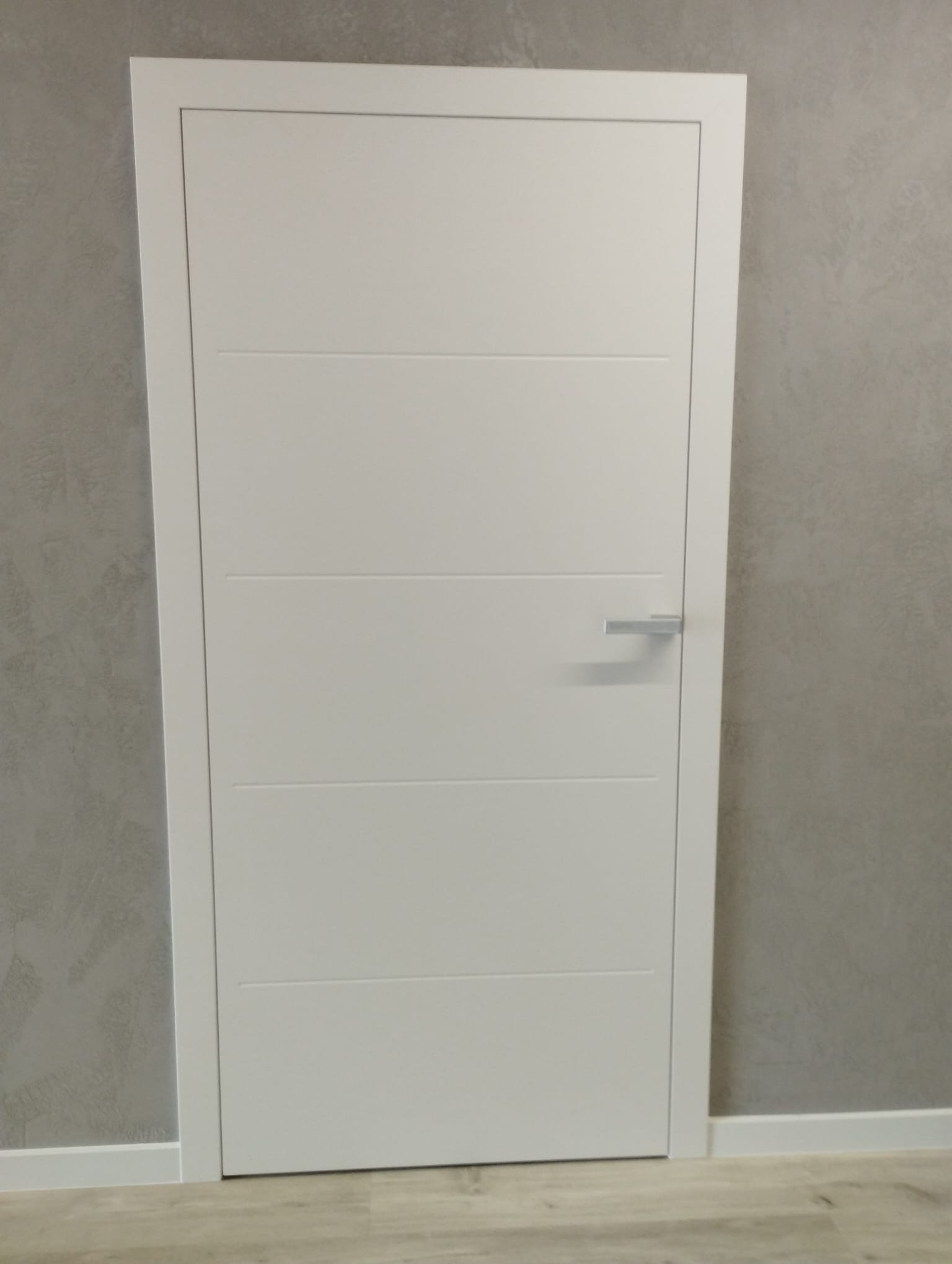 Drzwi - Drzwi białe betonowa ściana