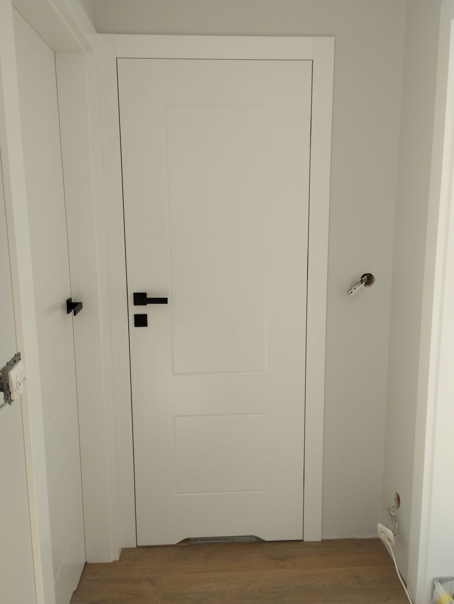 Drzwi - Drzwi białe czarne klamki