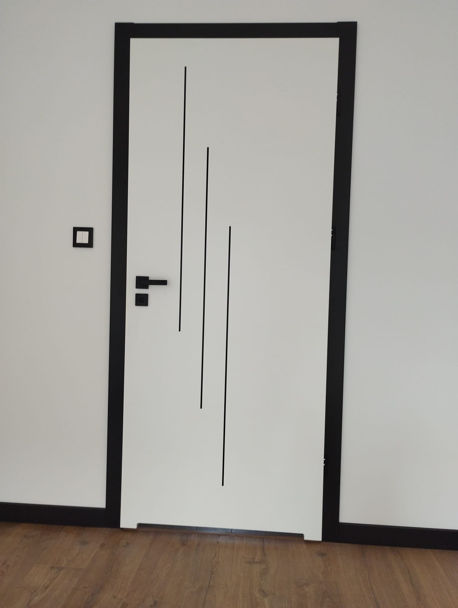 Drzwi - Drzwi białe czarne linie