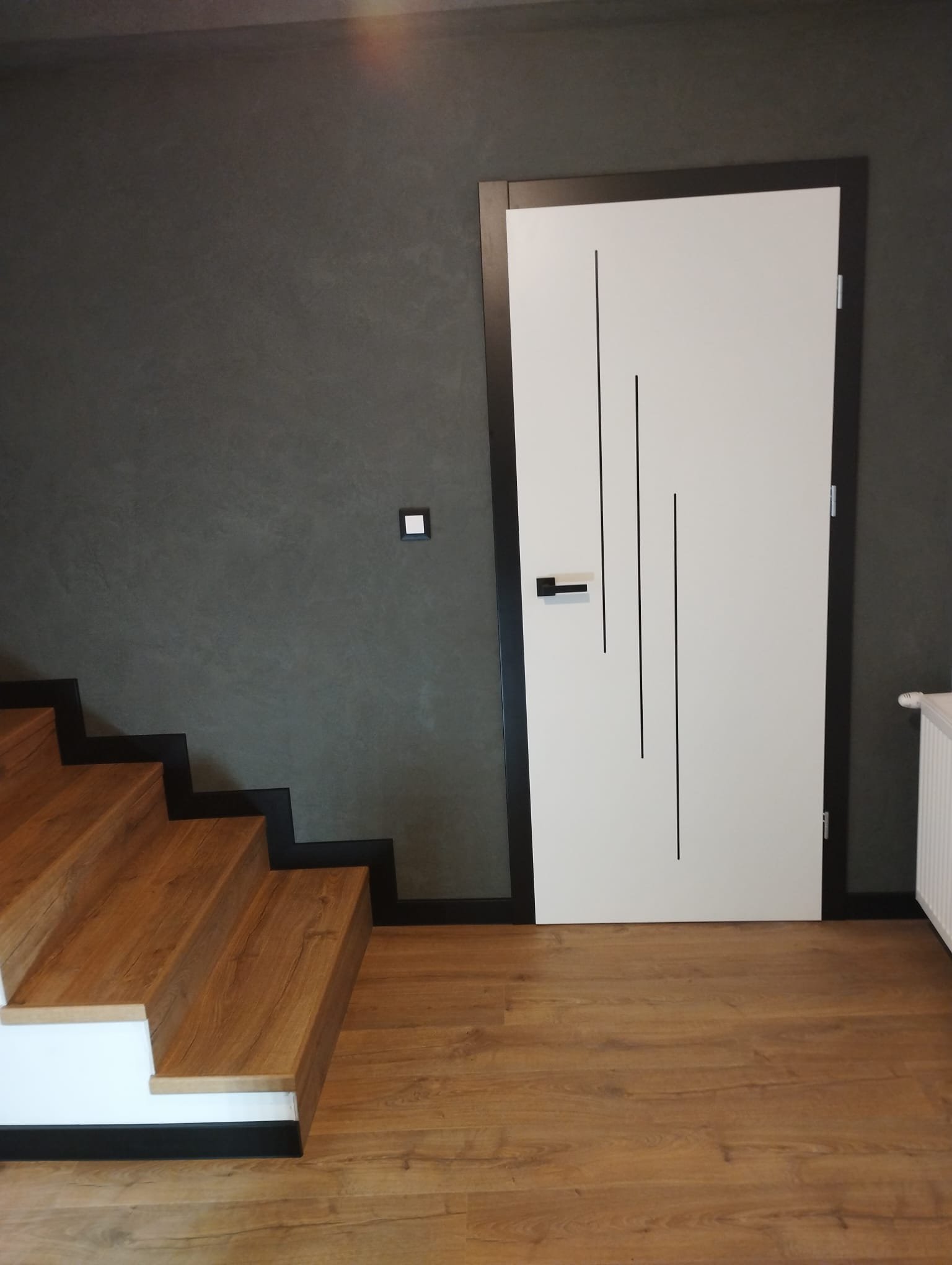 Drzwi - Drzwi białe czarne linie schody