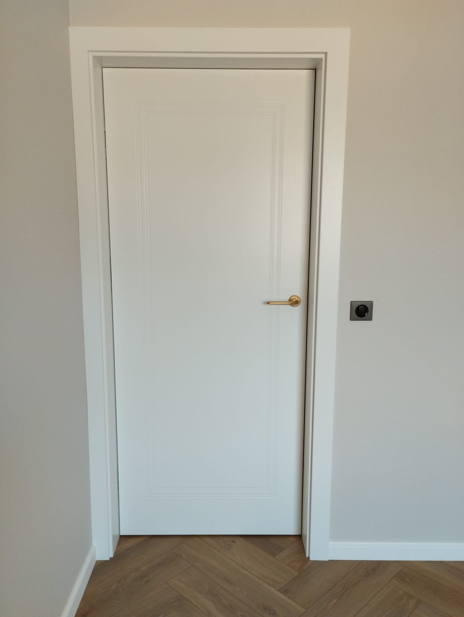 Drzwi - Drzwi białe klamka mosiadz
