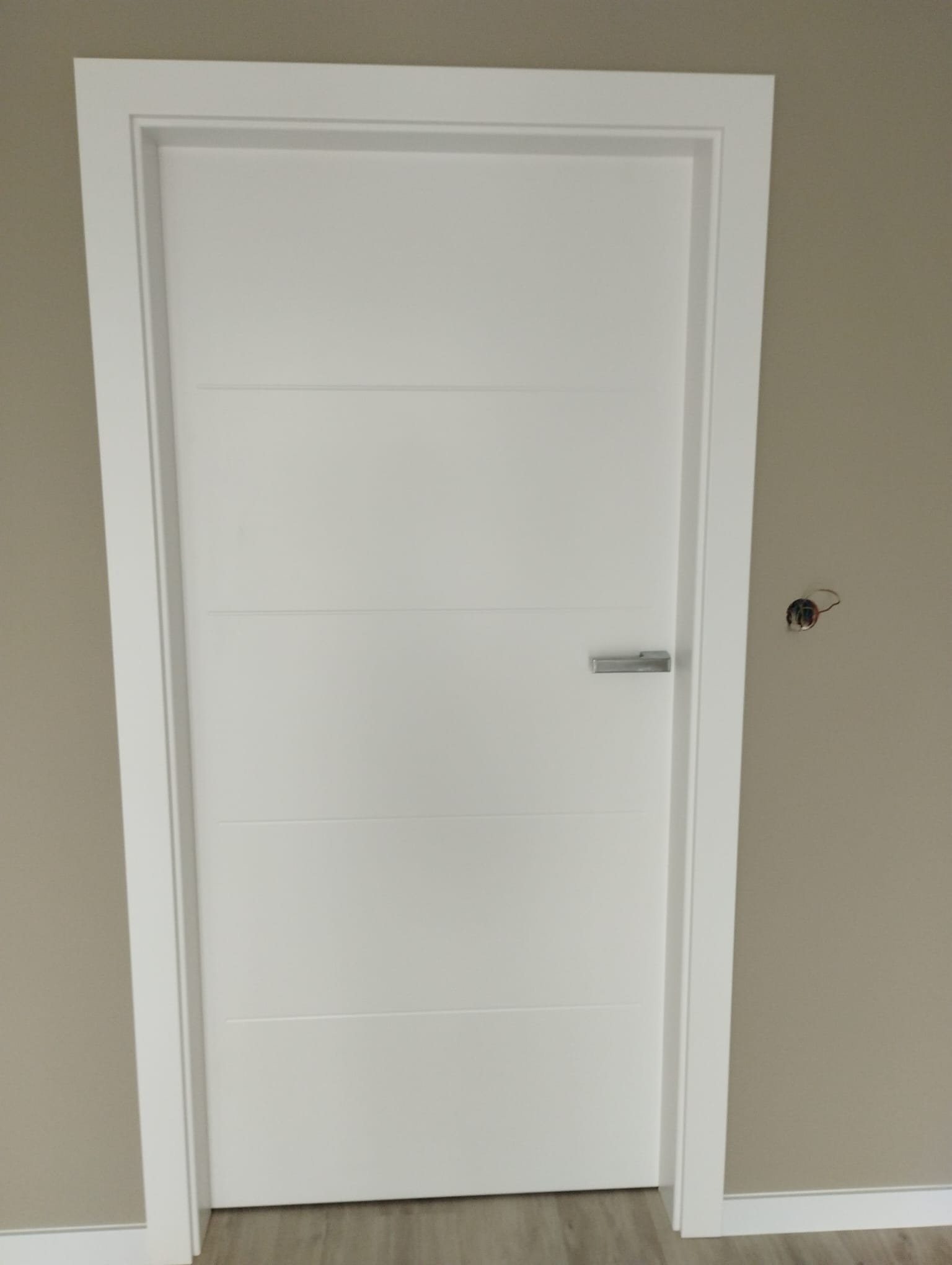 Drzwi - Drzwi białe piaskowa ściana