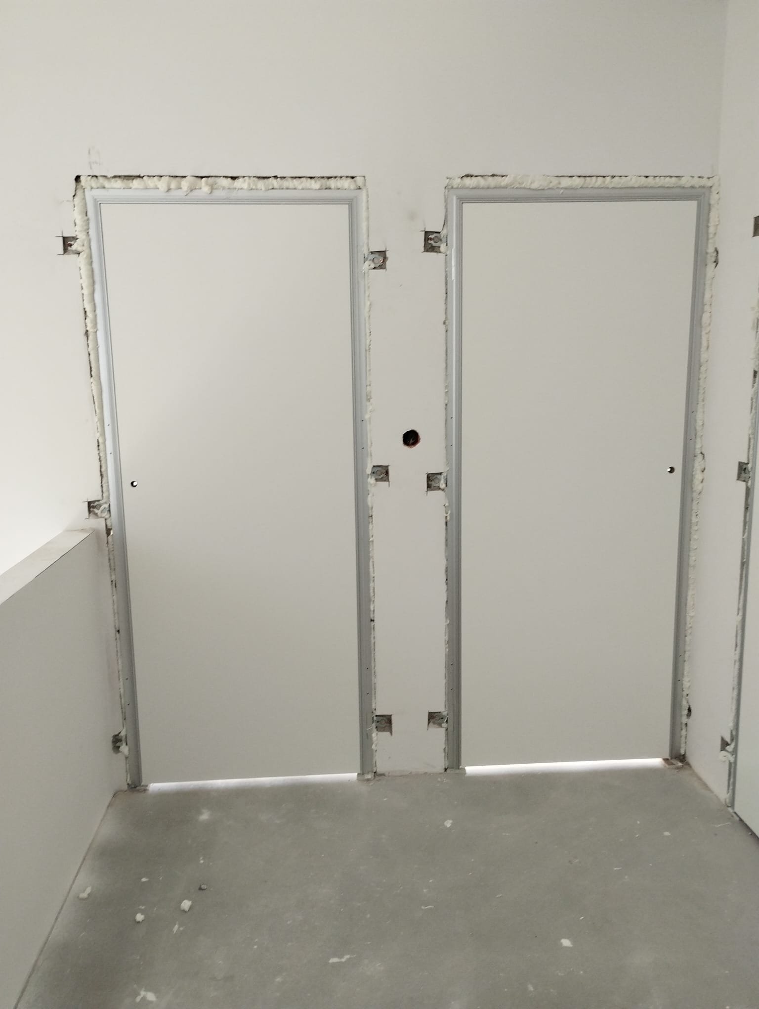 Drzwi - Drzwi białe ukryte montaż