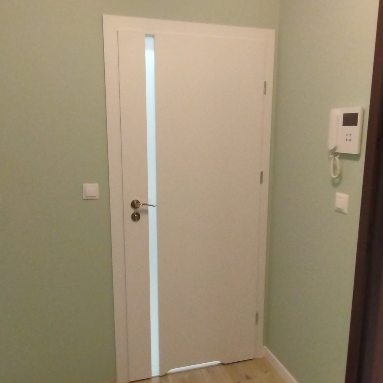 Drzwi - Drzwi białe waskie przeszklenie