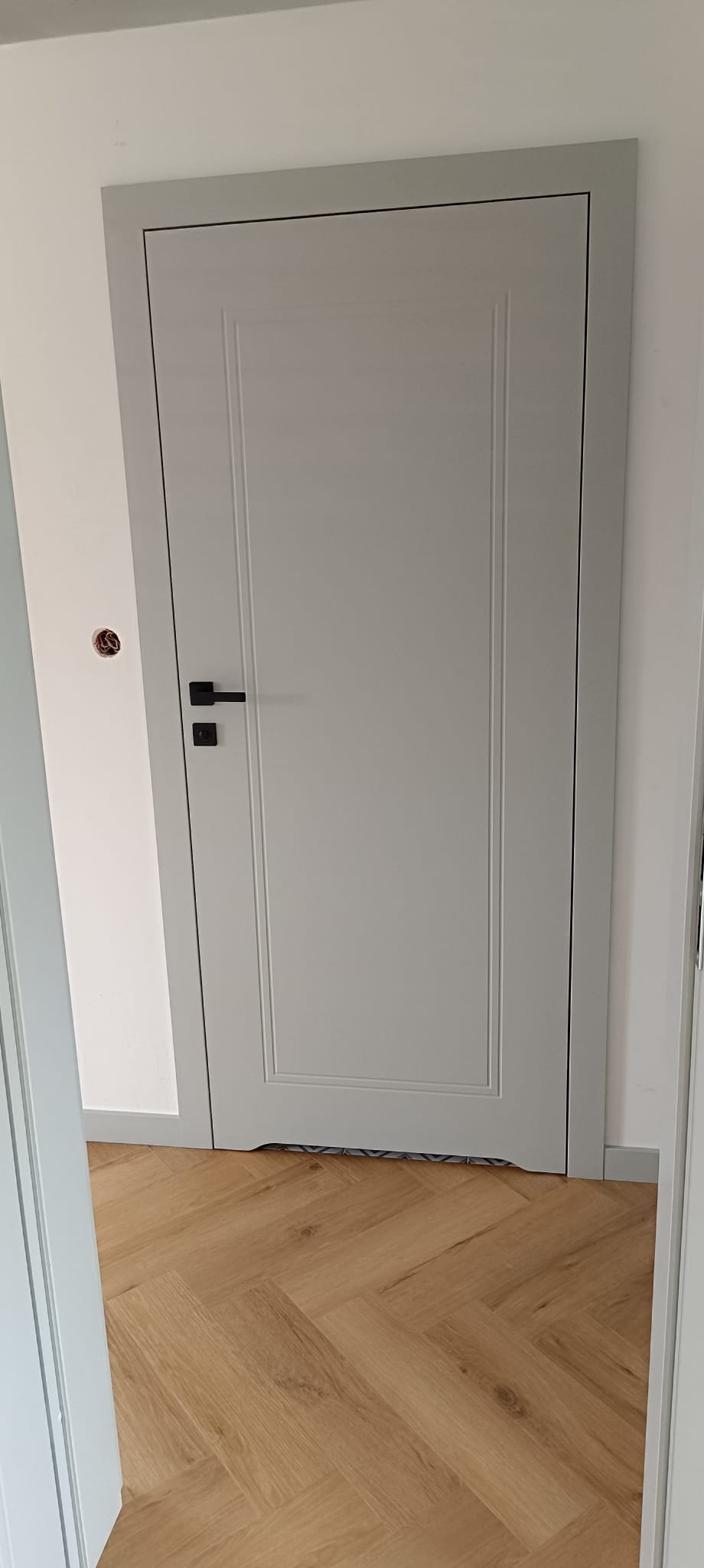 Drzwi - Drzwi szare podłoga jodełka