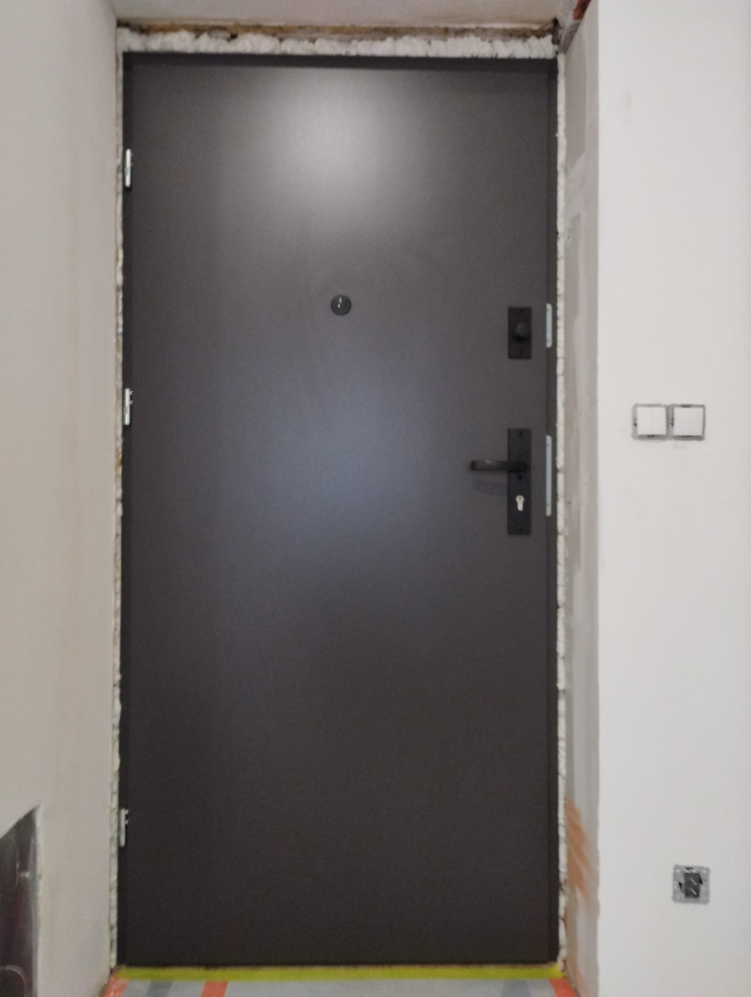 Drzwi - Drzwi wejsciowe czarne montaż