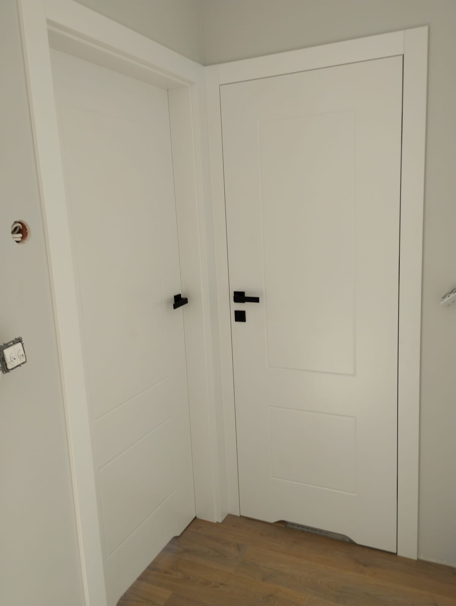 Drzwi - Dwa drzwi białe klamki czarne