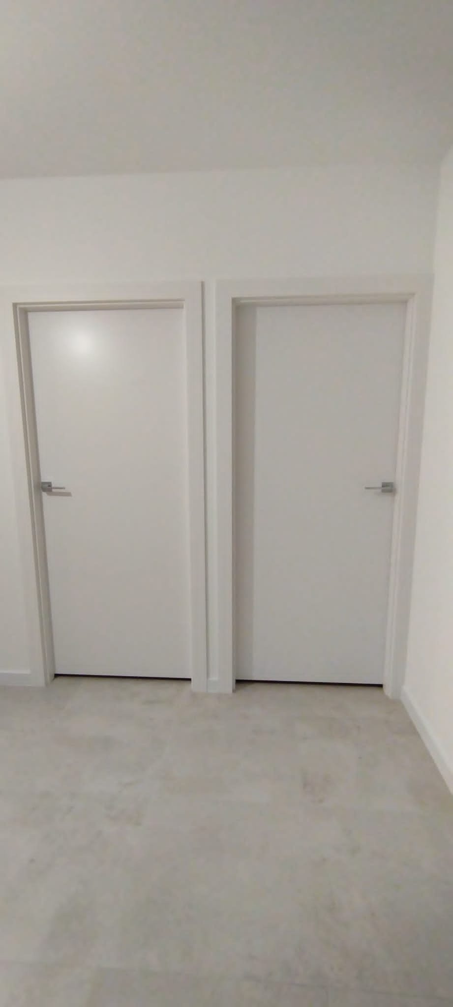 Drzwi - Dwa drzwi białe minimal