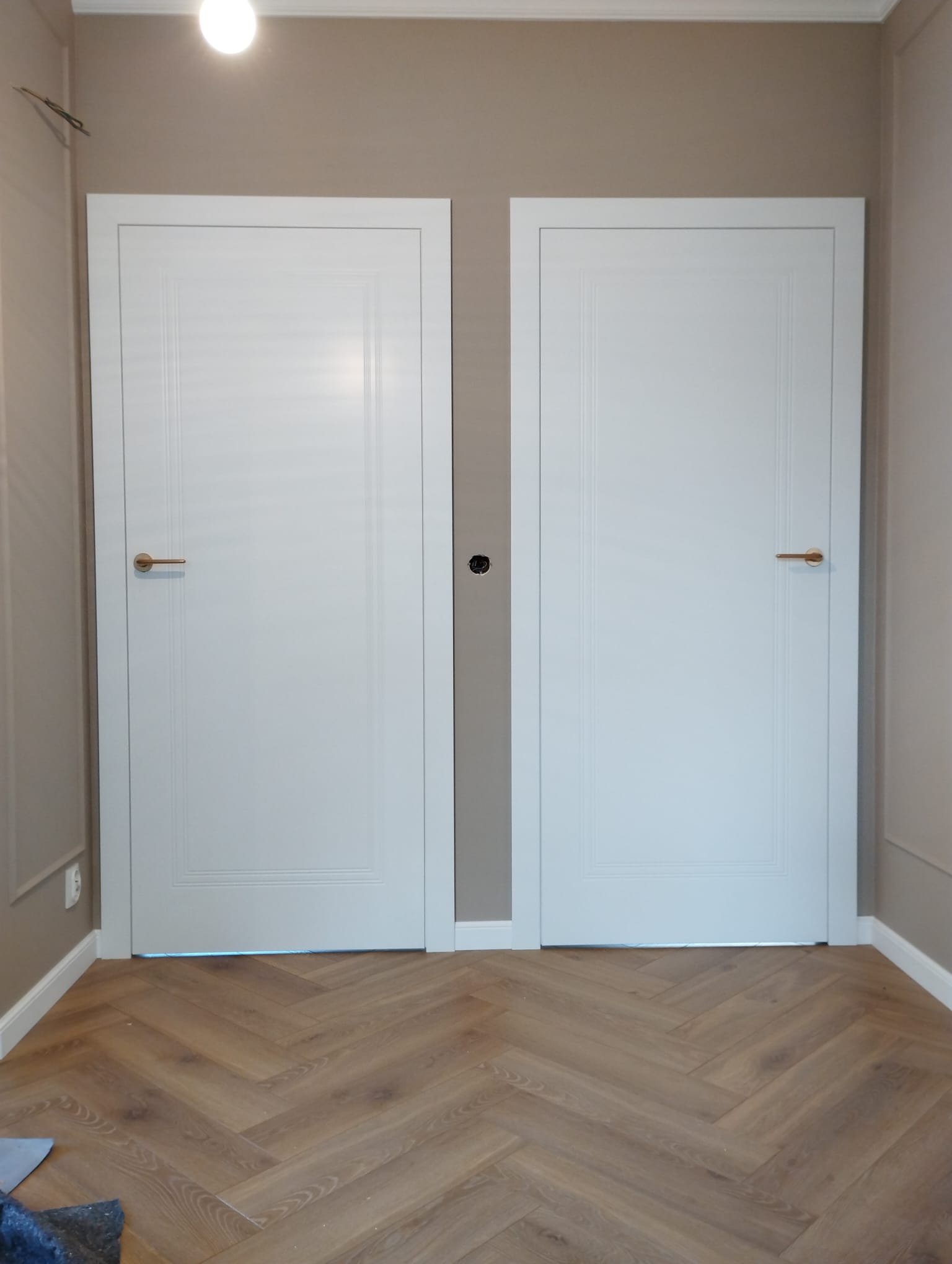 Drzwi - Dwa drzwi białe złota klamka