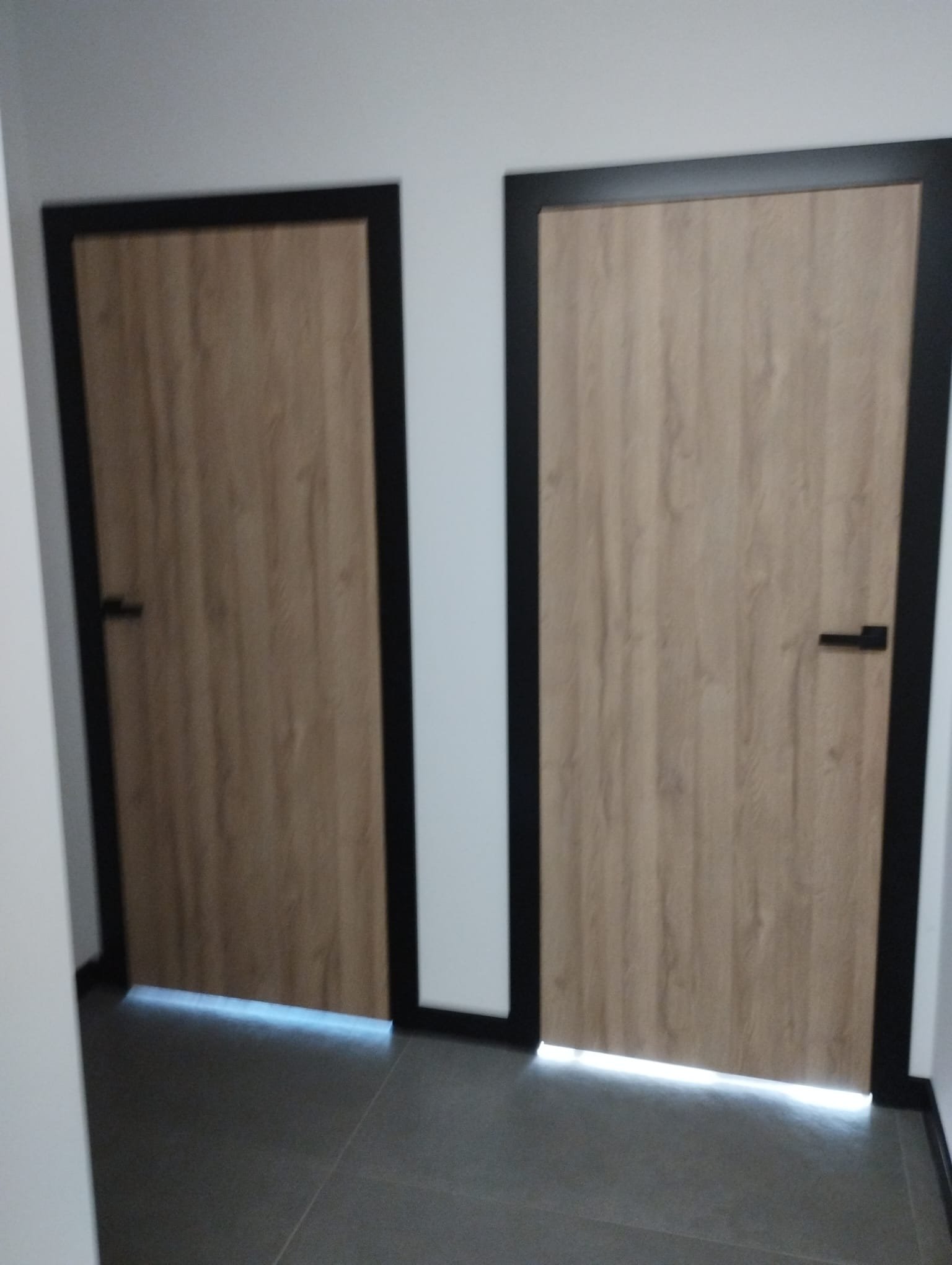 Drzwi - Dwa drzwi dębowe czarne ramki