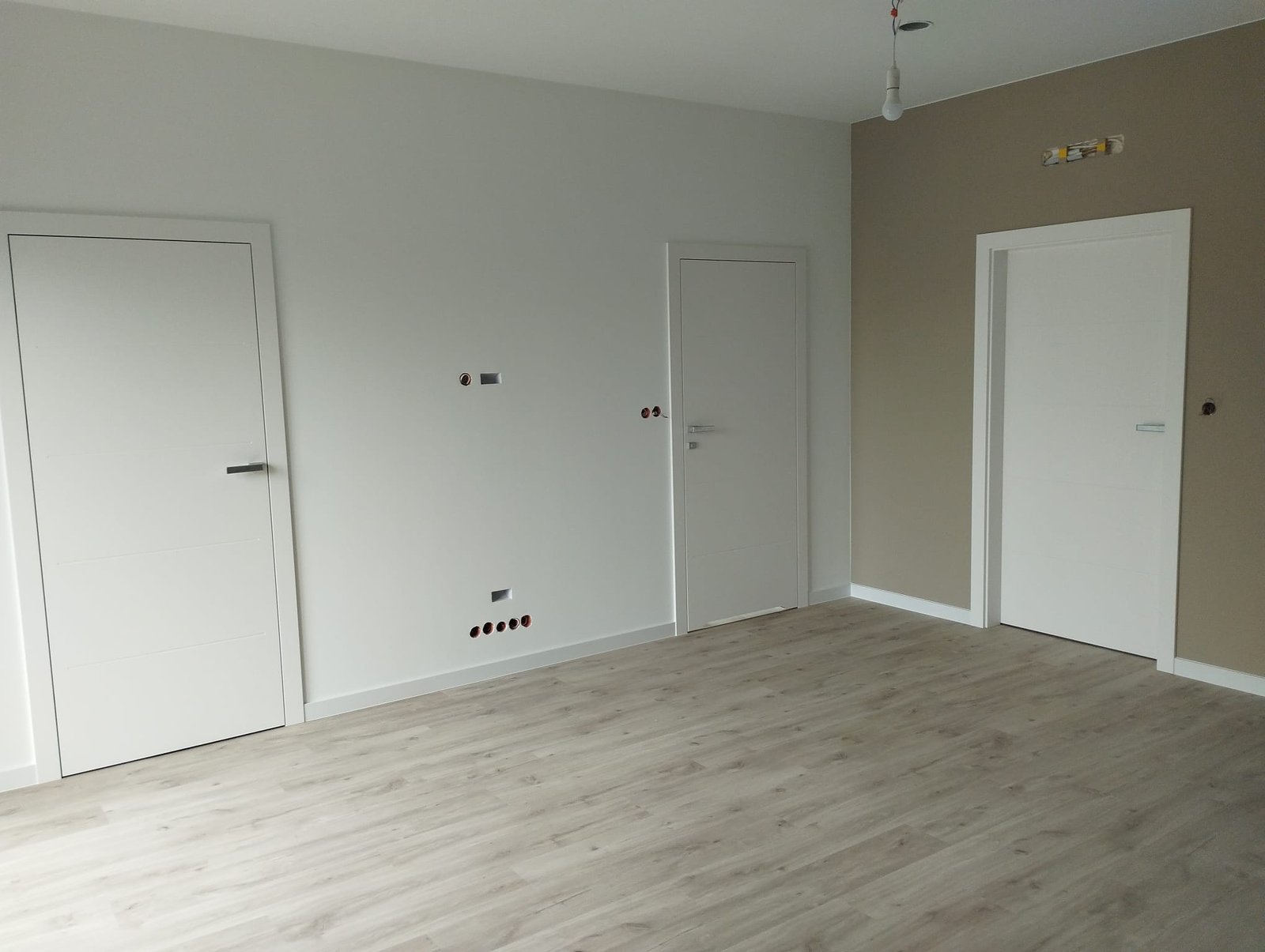 Drzwi - Pokój trzy białe drzwi