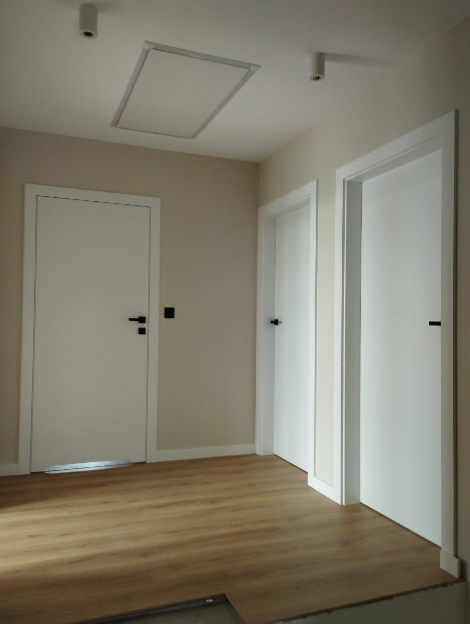 Drzwi - Przedpokój białe drzwi podłoga dąb