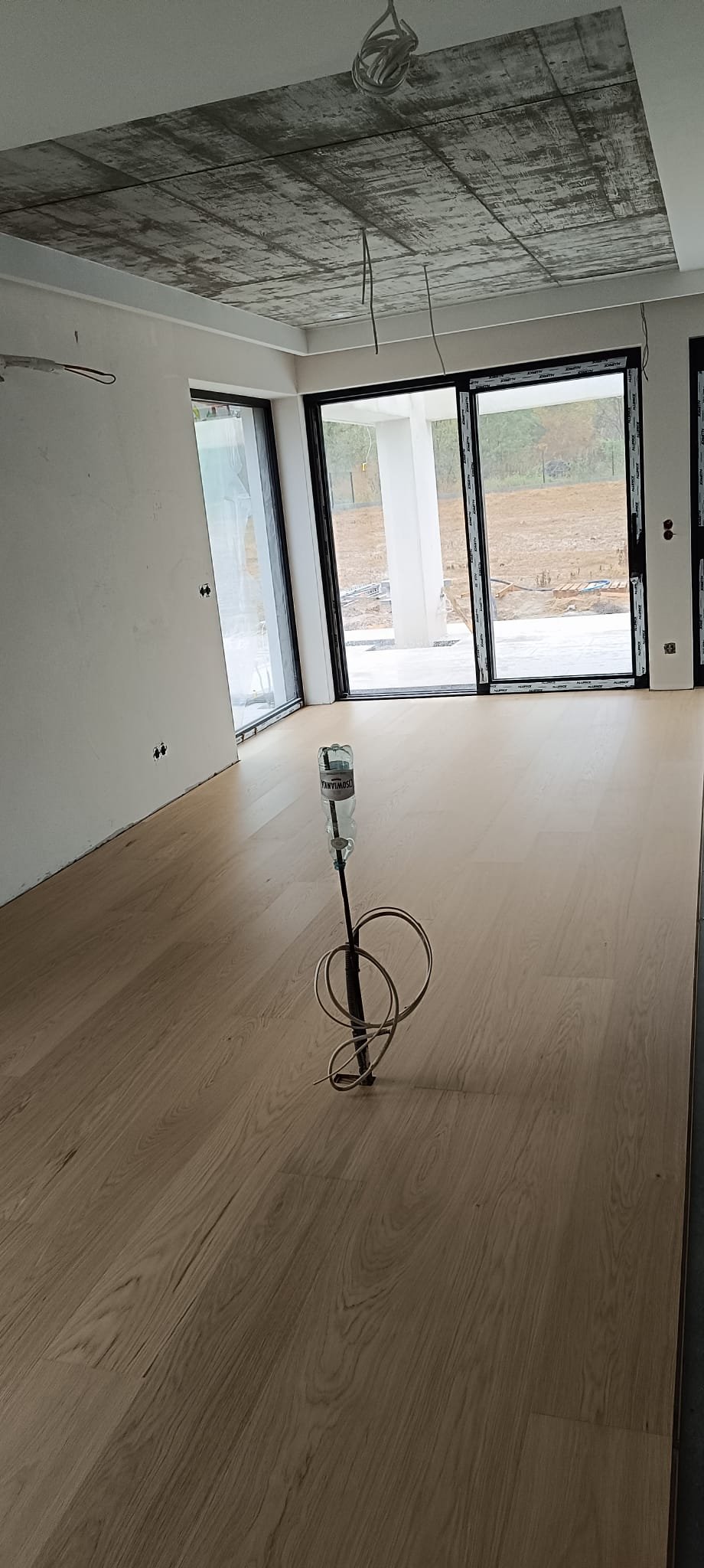 Podłogi - Podłoga deska salon betonowy sufit