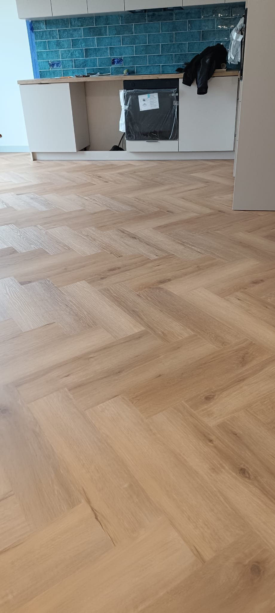 Podłogi - Podłoga jodełka kuchnia turkus