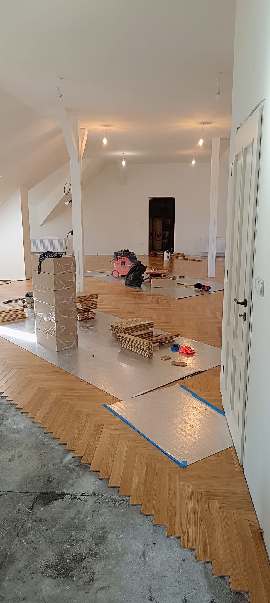 Podłogi - Podłoga jodełka montaż poddasze