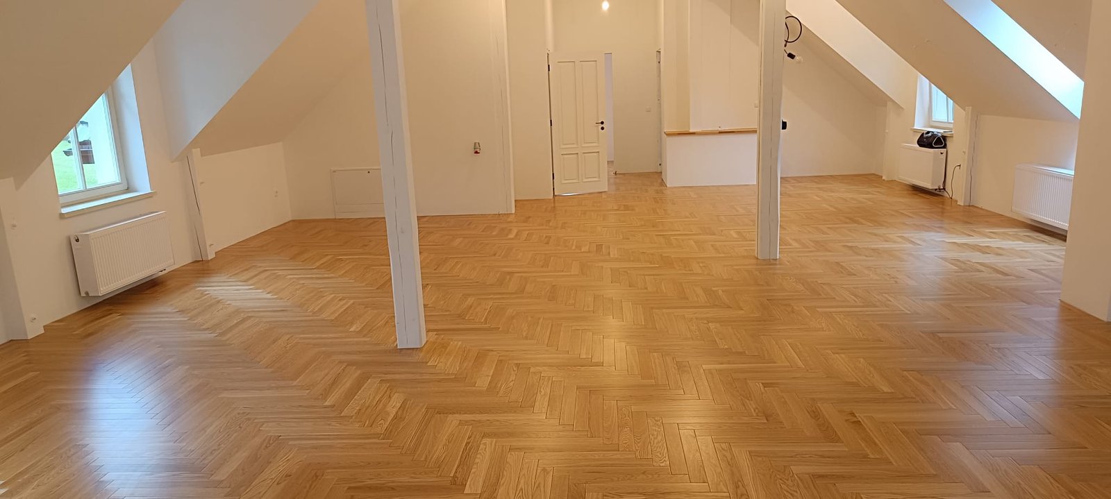 Podłogi - Podłoga jodełka poddasze kolumny