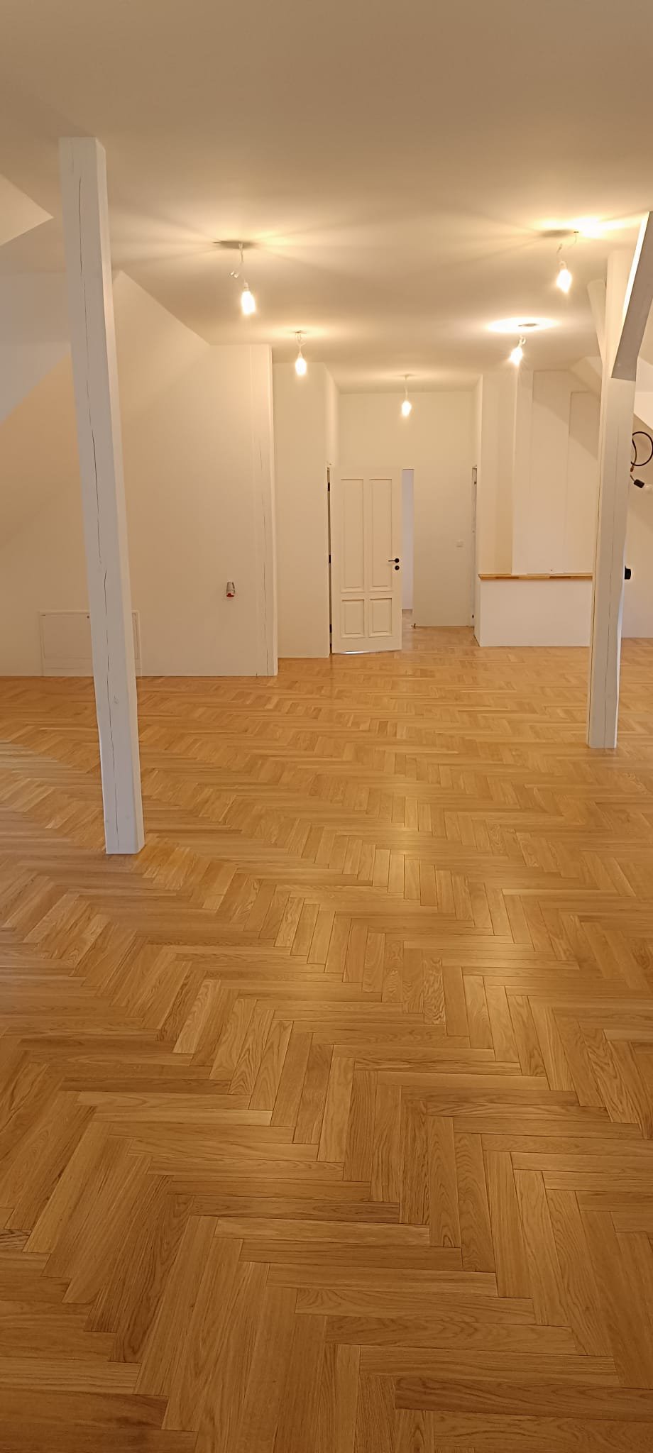 Podłogi - Podłoga jodełka poddasze kolumny