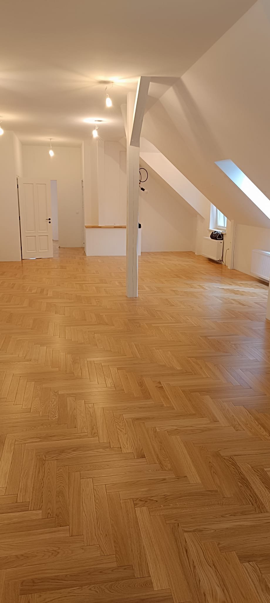 Podłogi - Podłoga jodełka poddasze przeszklenia