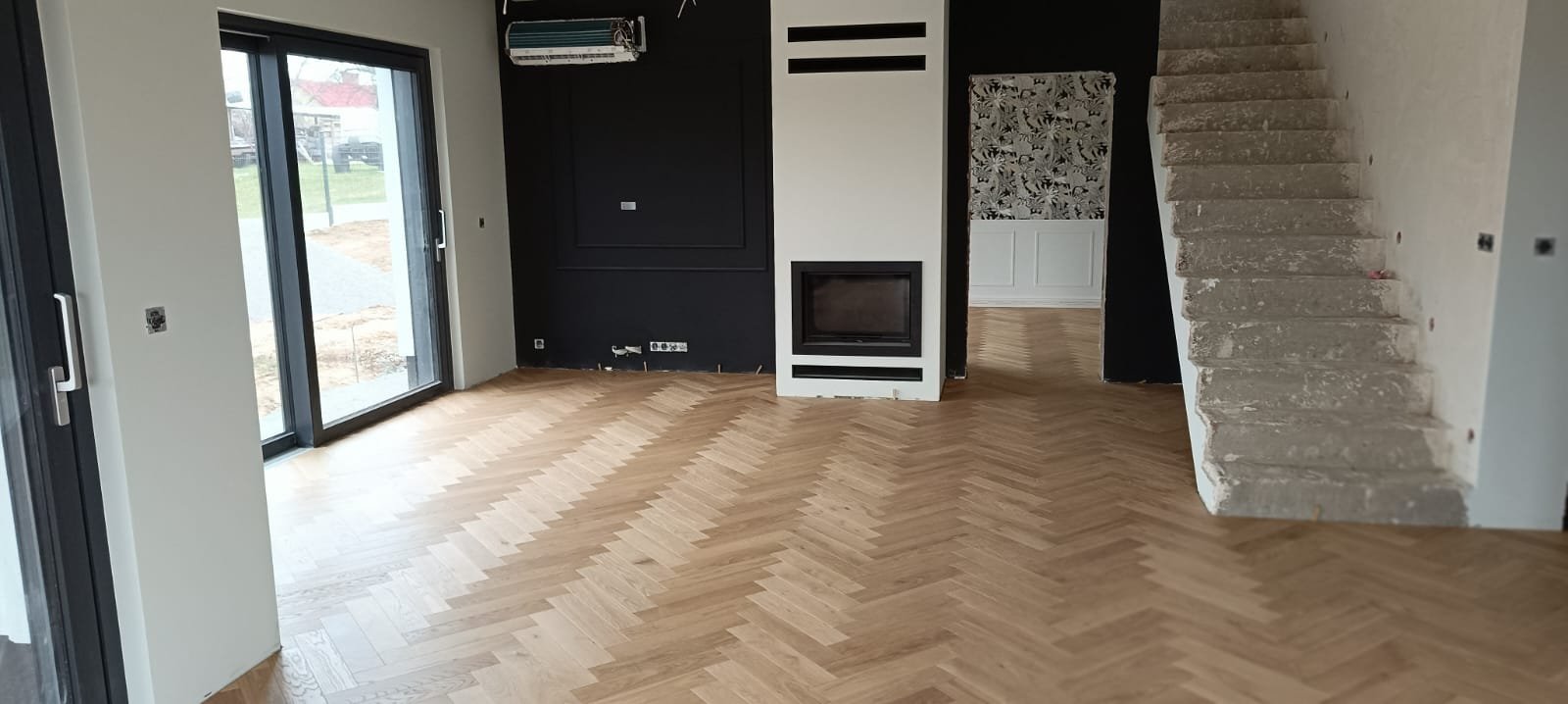 Podłogi - Podłoga jodełka salon kominek