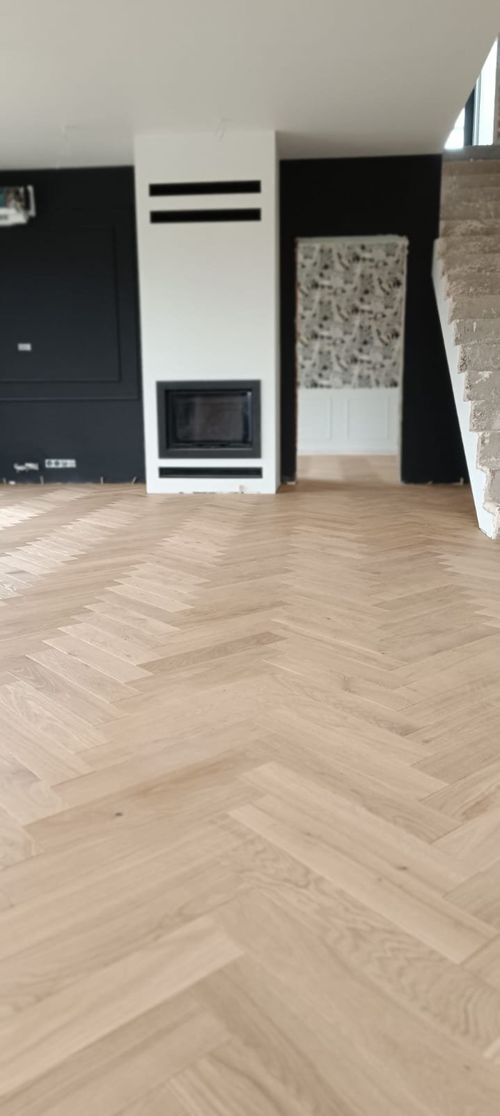 Podłogi - Podłoga jodełka salon kominek zbliżenie