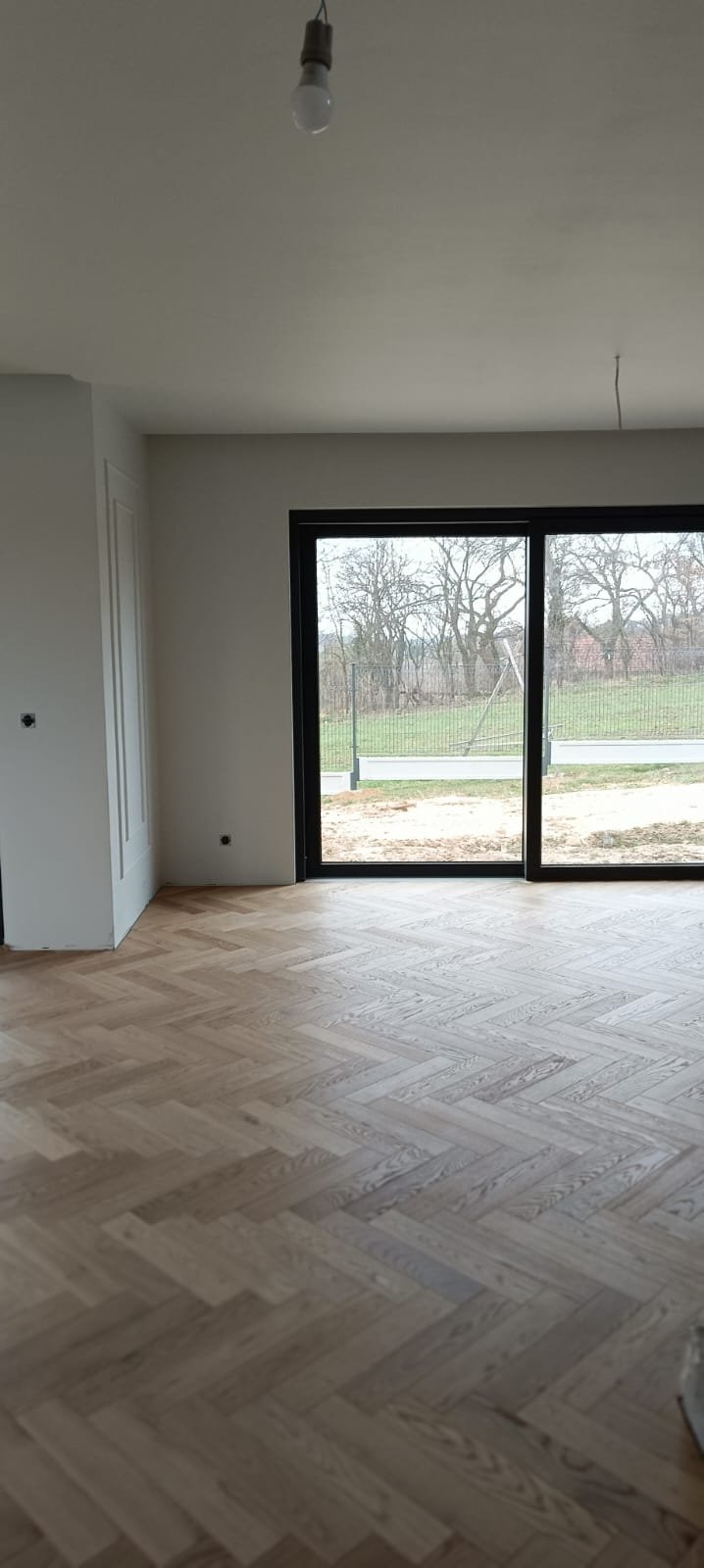 Podłogi - Podłoga jodełka salon panoramiczne okno