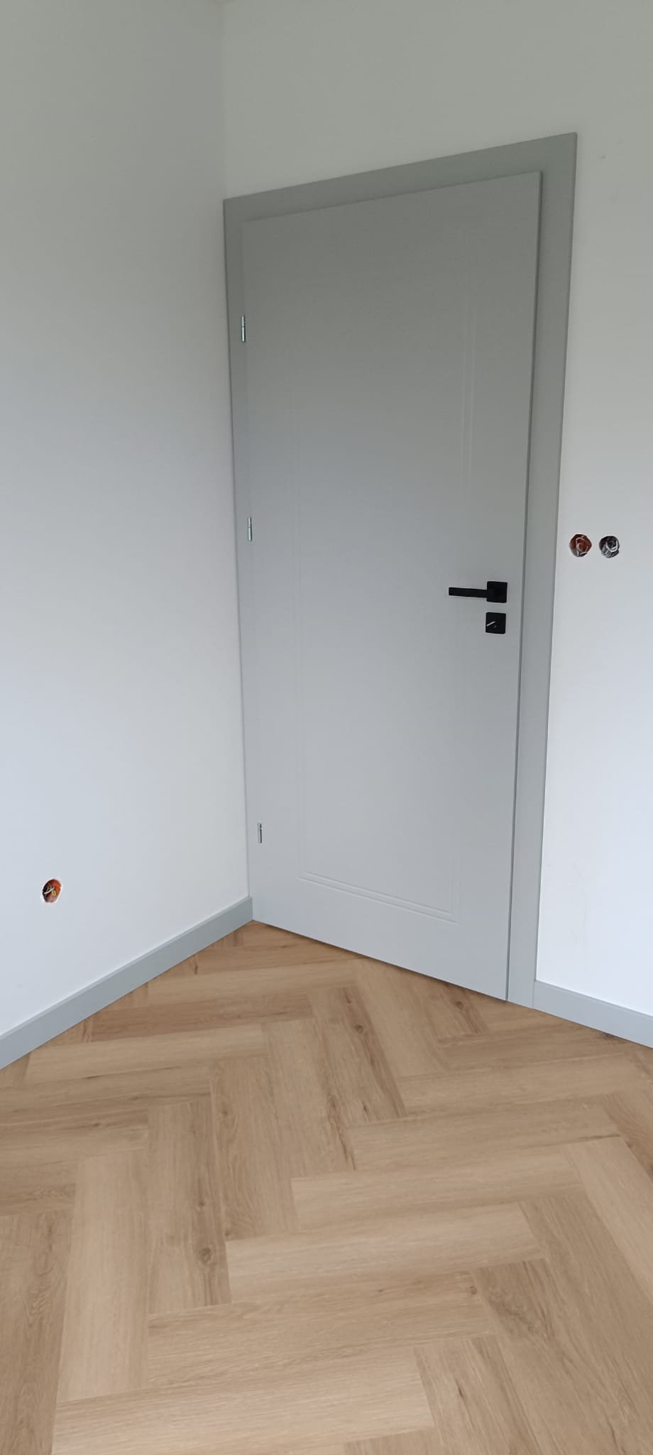 Podłogi - Podłoga jodełka szare drzwi