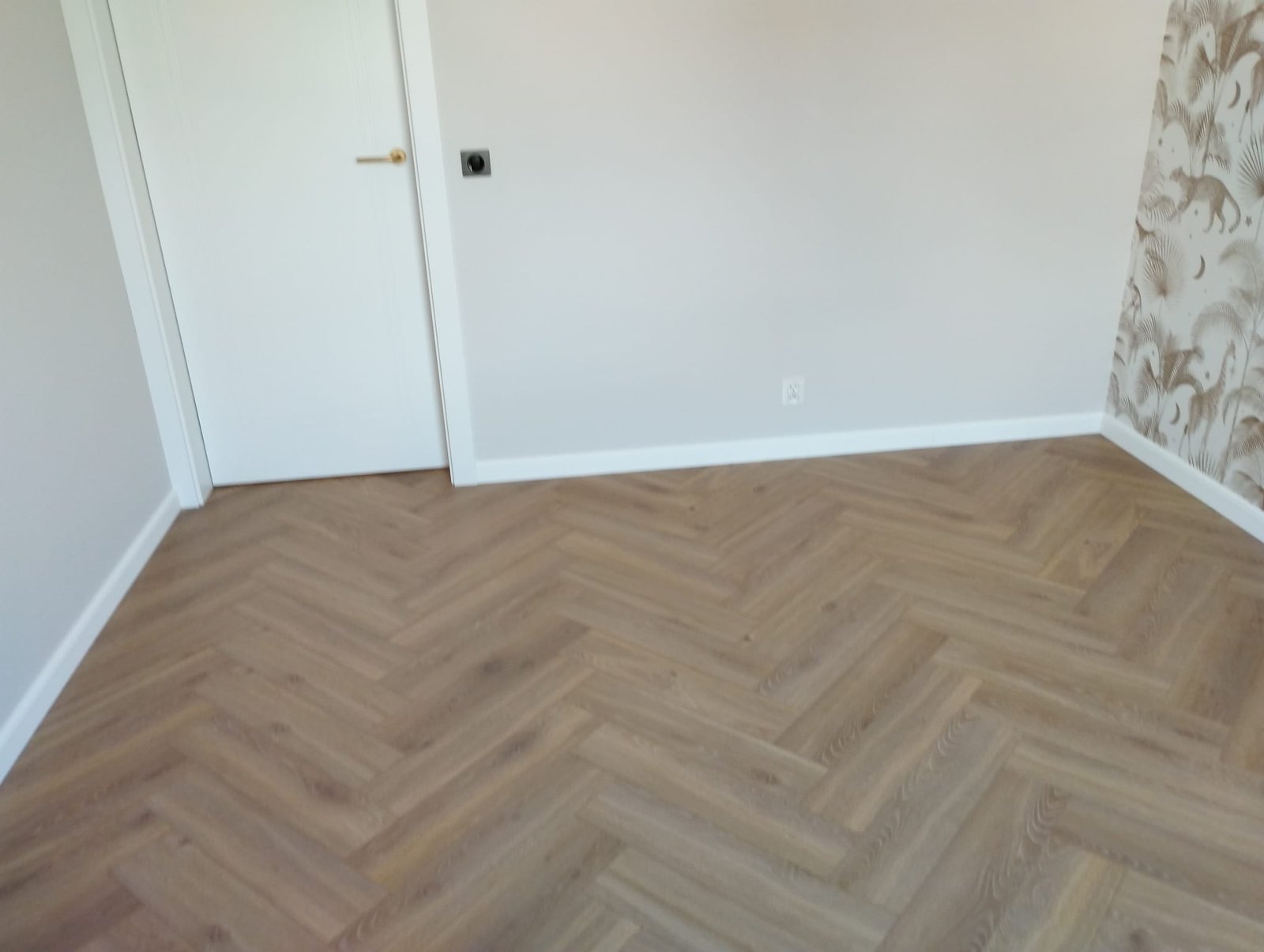 Podłogi - Pokój jodła białe drzwi