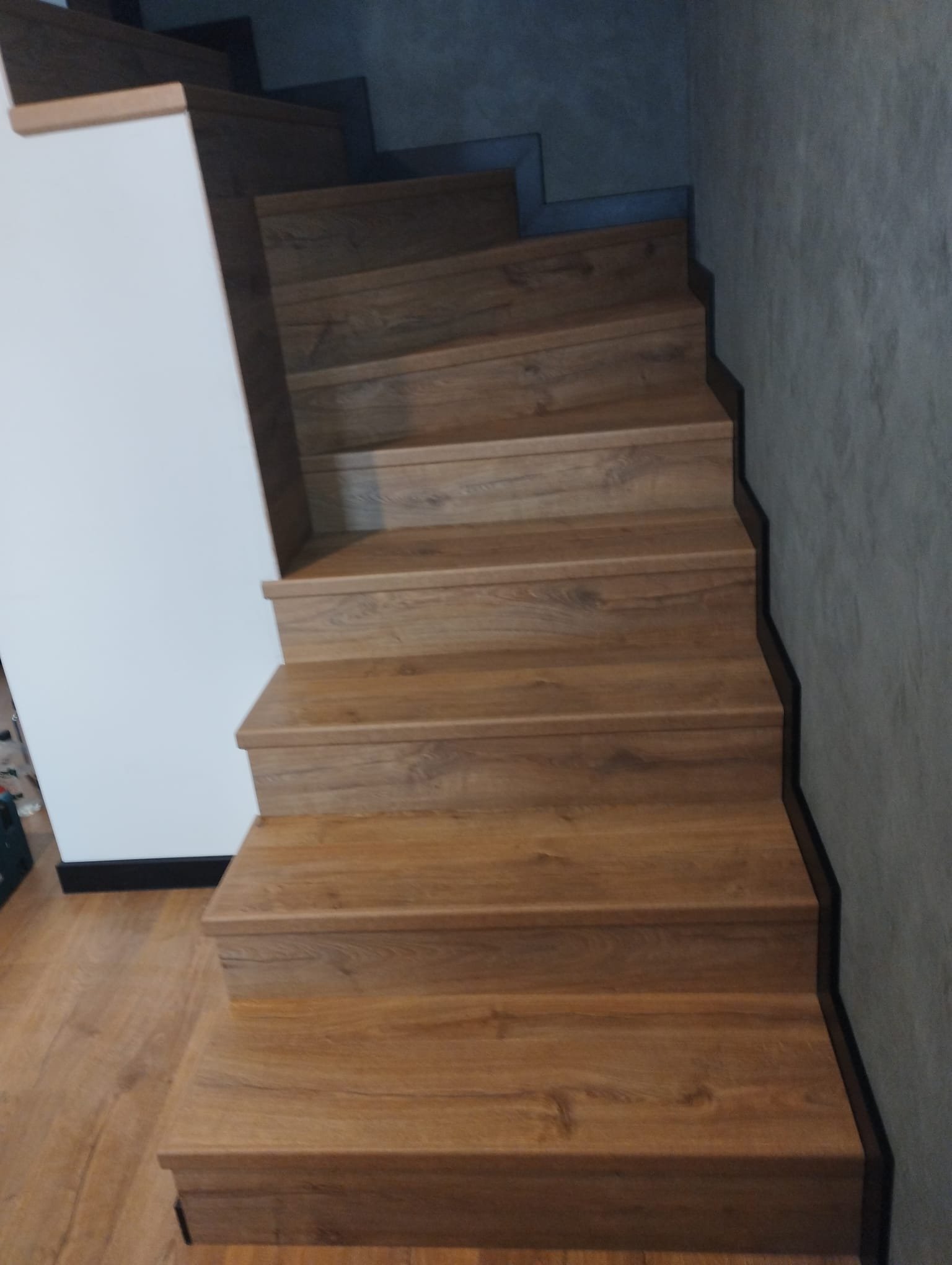Schody - Schody dębowe ciemna ściana