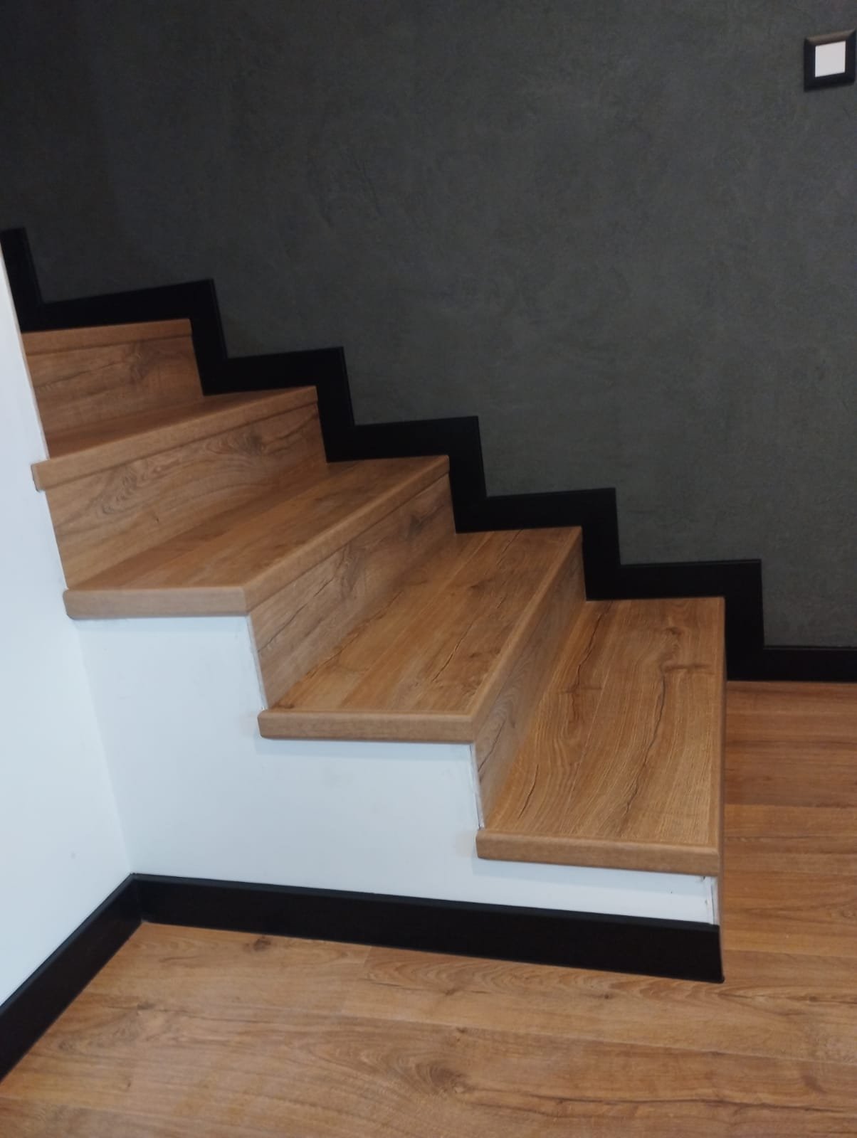 Schody - Schody dębowe grafitowa ściana