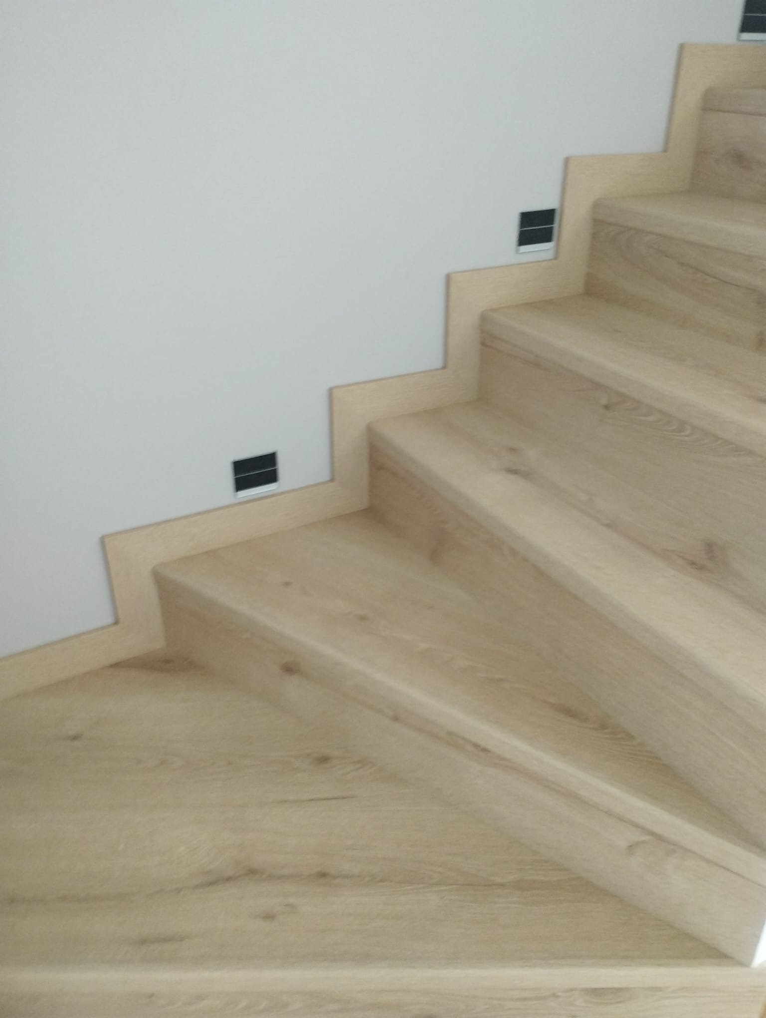 Schody - Schody dębowe wbudowane leitery