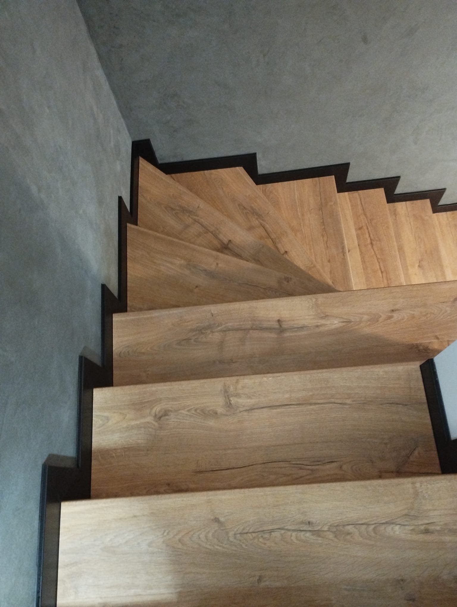 Schody - Schody drewniane betonowa ściana