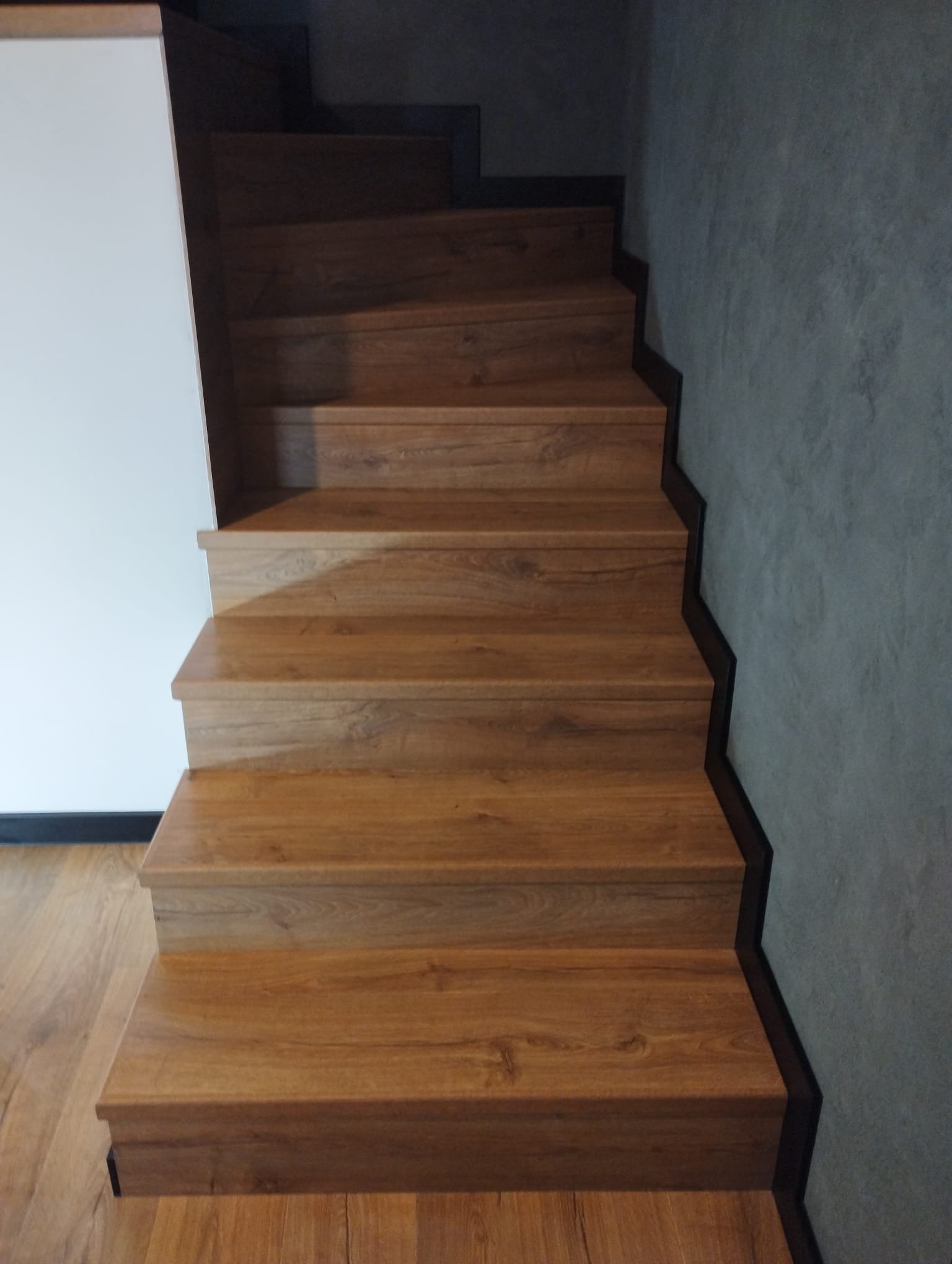 Schody - Schody drewniane ciemna ściana