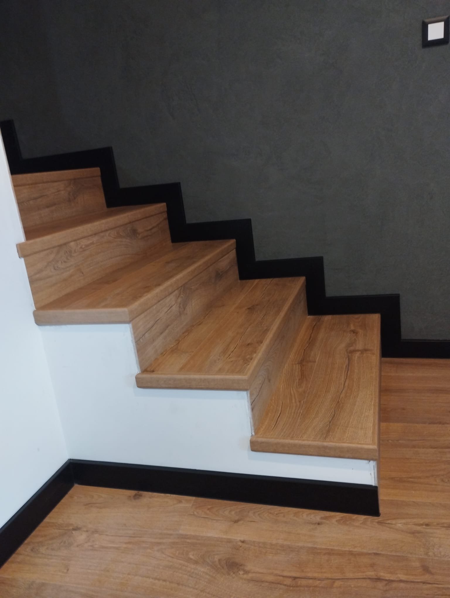 Schody - Schody drewniane grafitowa ściana